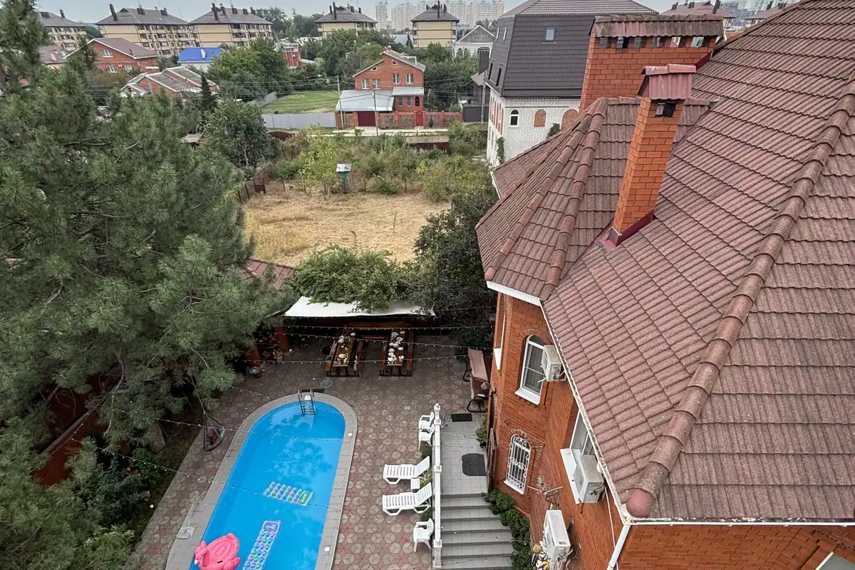 Вид на усадьбу сверху — бассейн, беседки и участок с соснами
